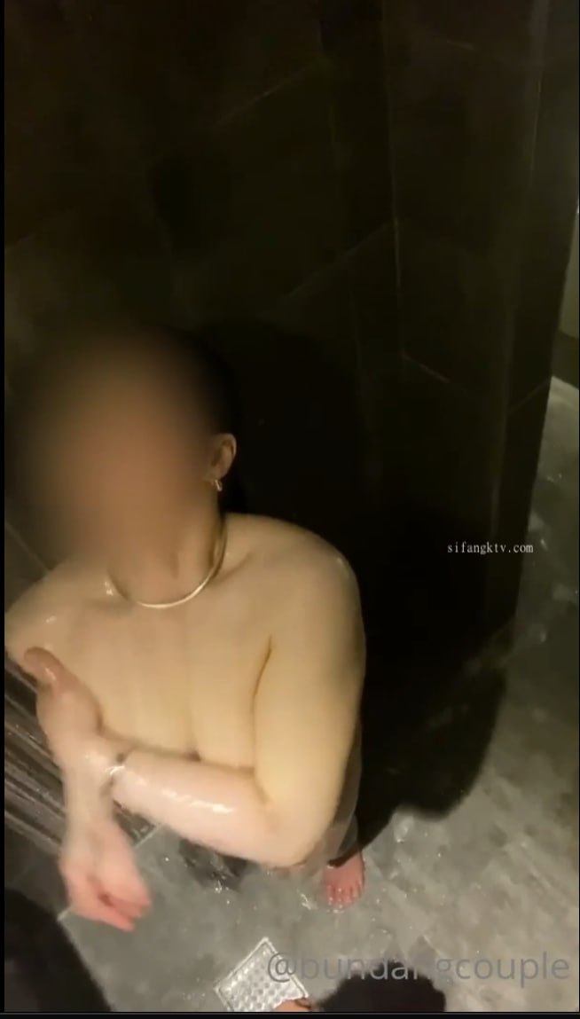 甜美黑衣肥穴外围妹纸 翘起屁股各种内裤揉穴 翘起双腿肥逼特写 抬腿正入你好骚啊屁股好大